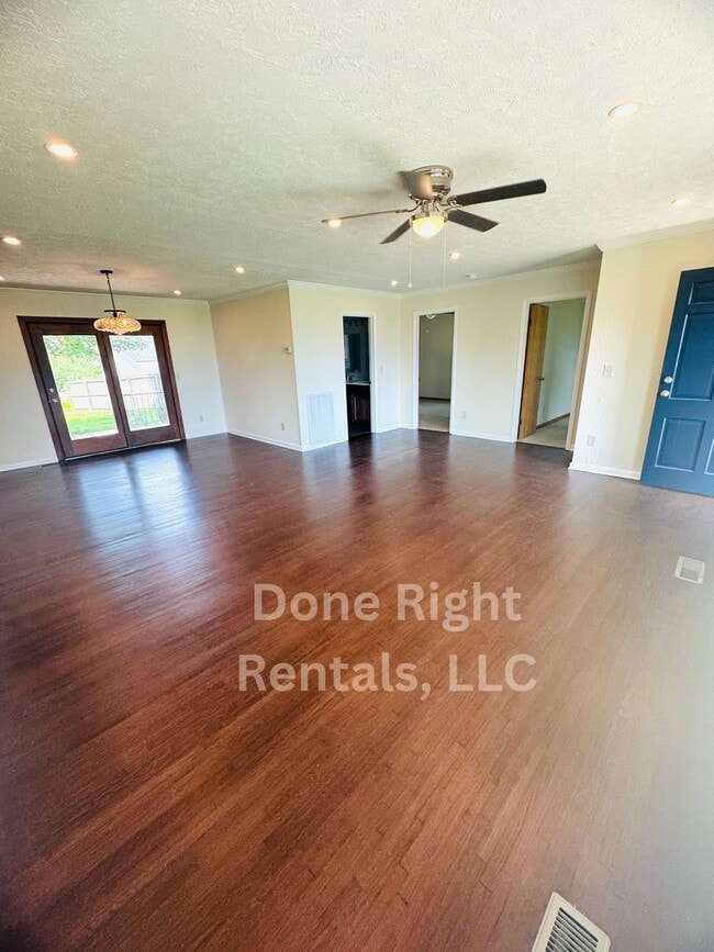 Building Photo - 388 E Noel Dr