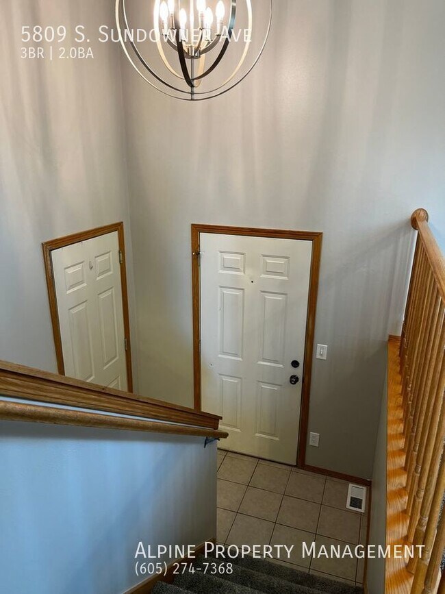 Building Photo - Gorgeous 3 Bed/2 Bath with Fenced in Yard!