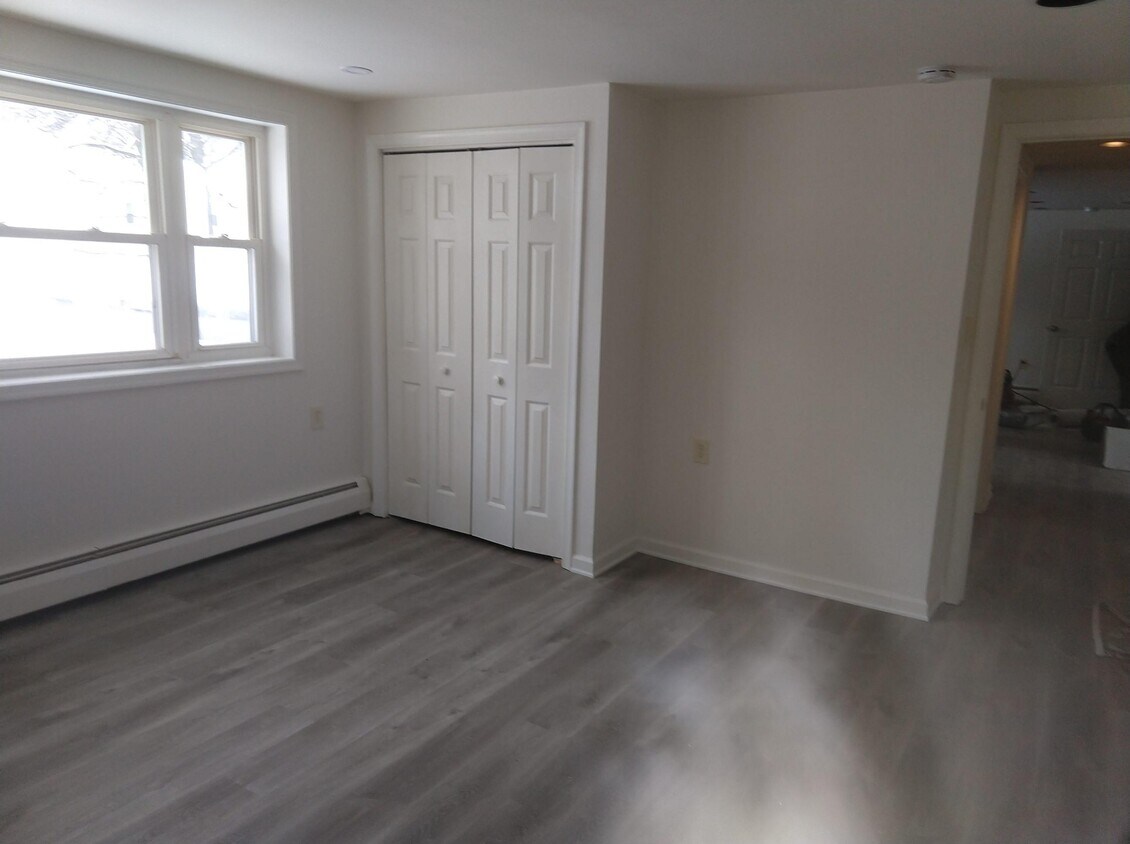 Living Room - 405 W Moreland Rd