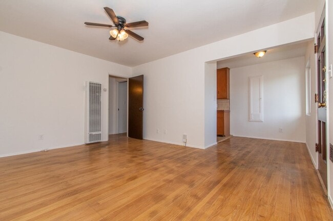 Building Photo - Charming 1 Bedroom / 1 Bath Apartment in Kensington Neighborhood w/ Garage - VACANT FOR VIEWING!