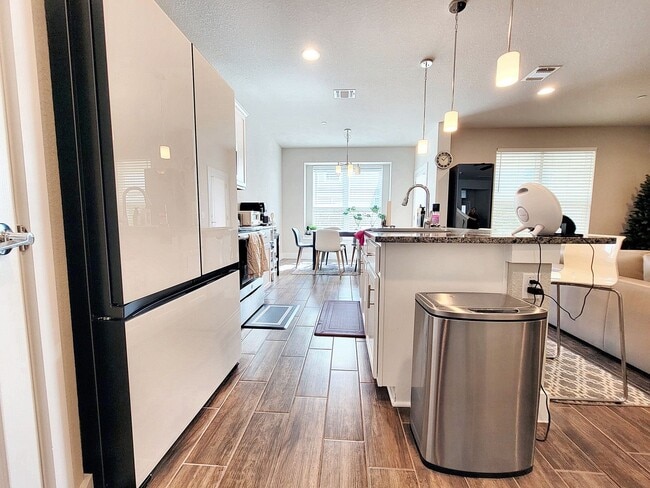 Foto del edificio - Modern 3/BR 2.5/Bath Home with Covered Dec...