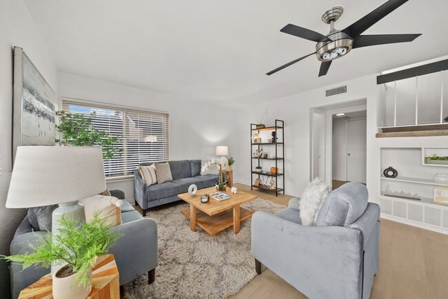 Foto del edificio - Exceptional 4 bedroom, 3 baths + loft, 2 s...