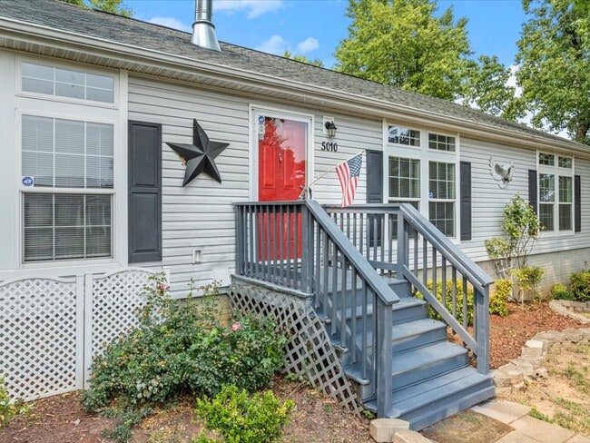 Building Photo - 5010 Blake Dr