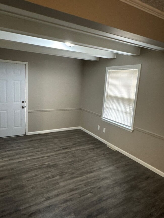 Building Photo - AVAILABLE NOW!! Move-In Before It Gets Too Cold! ??