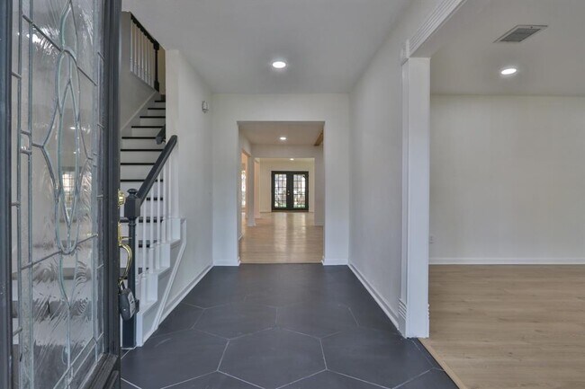 Building Photo - 610 Aldersgate Ct