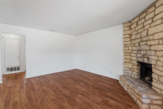 Building Photo - 302 Algerita Dr