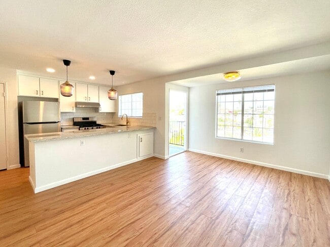 Building Photo - **** $1000 Off first months rent if you move in by the end of January**** Newly Remodeled Apartme...