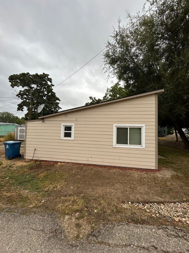 Building Photo - Charming 1 bedroom 1 bathroom home