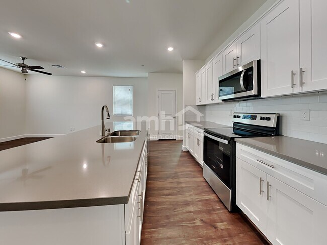 Foto del edificio - 291 Austin Bellerose Pl