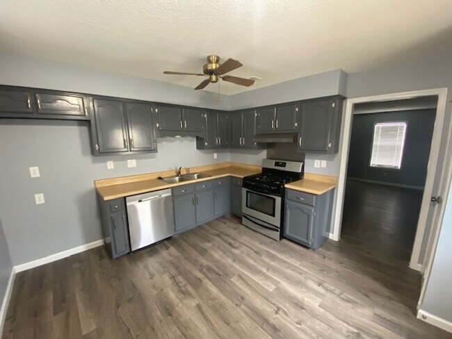 Building Photo - Renovated 3 Bedroom 2 Bath Home for Rent!!