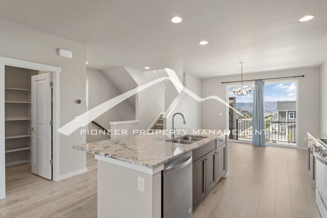 Foto del edificio - Spacious 4-Bedroom Home with Mountain View...