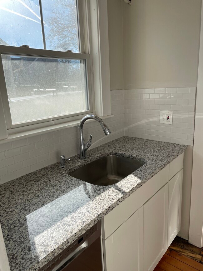 Foto del edificio - 105 Fox Hill Rd