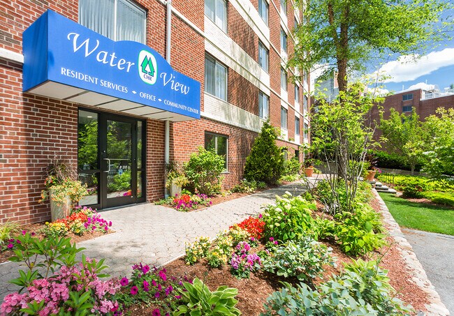 Entrada a la Oficina de Servicios para Residentes - Water View Village