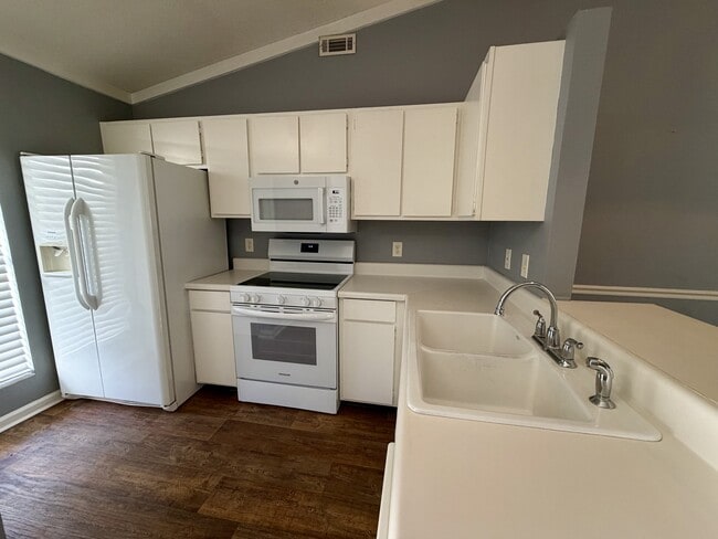 Foto del edificio - 105 Shoals Dr