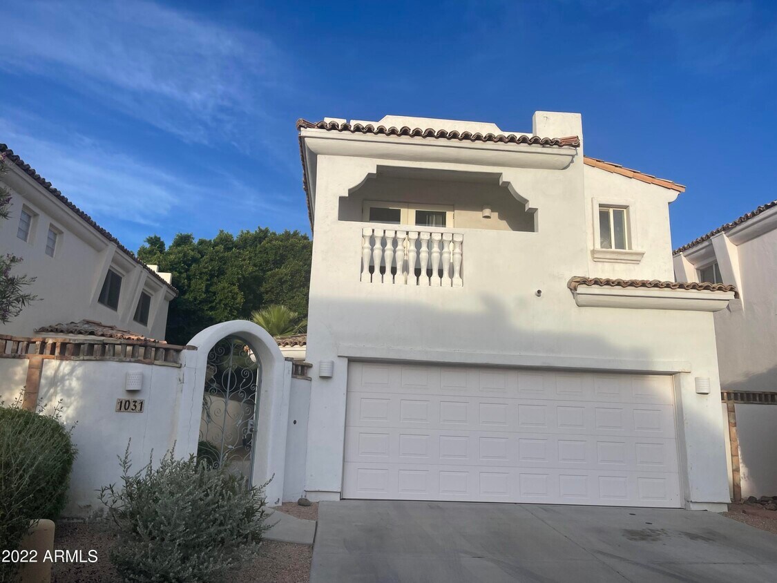 Primary Photo - 1031 N Henry Dr