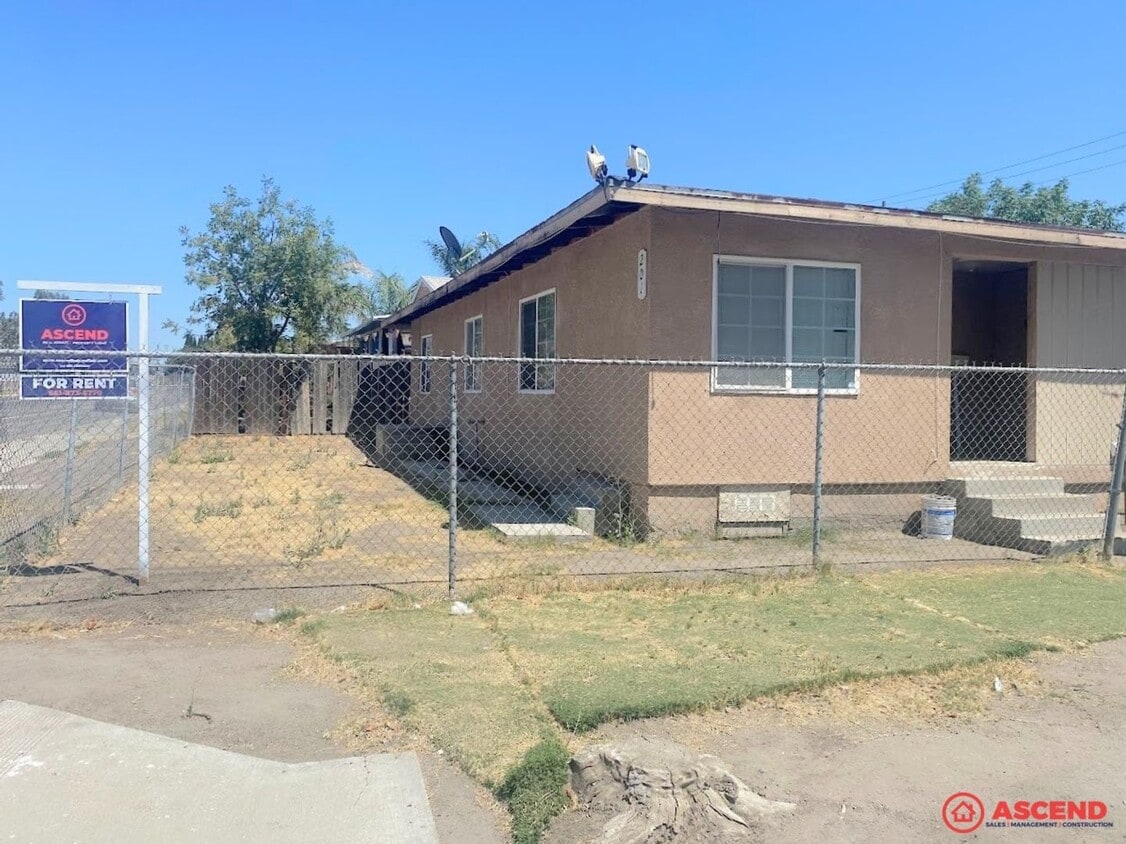 Primary Photo - 201 E 1st St