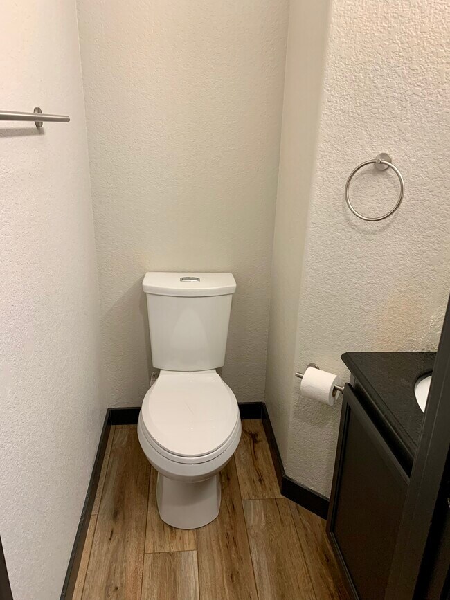 Powder room - 21415 SE Alder Ct