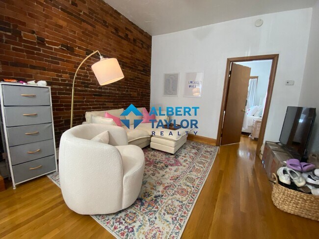 Building Photo - 677 E 7th St