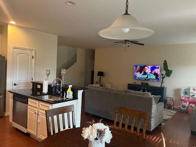 Foto del edificio - "Spacious 4-Bedroom Retreat with 2.5 Baths...