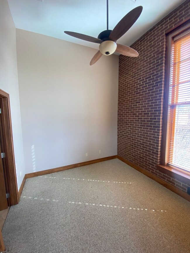 Building Photo - One Bedroom Apartment