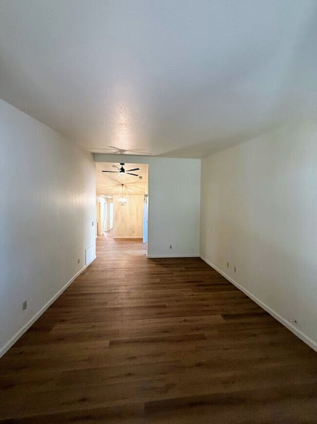 Foto del edificio - 1295 Alicia Cir