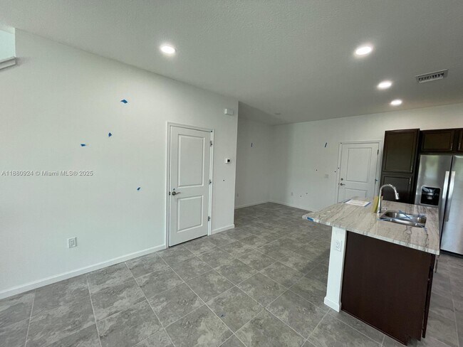 Foto del edificio - 4466 Longwood Lake Sq