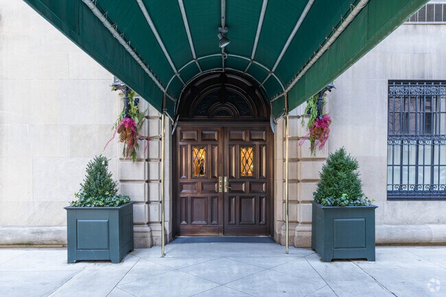 Foto del edificio - 765 Park Ave