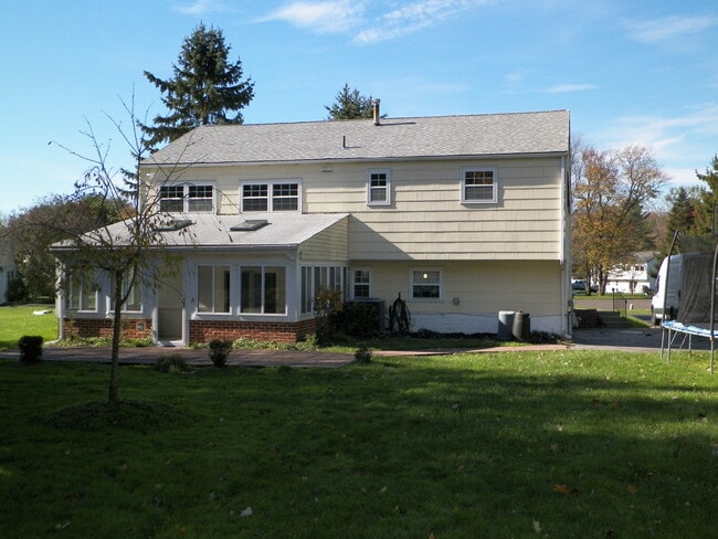 Building Photo - 117 Hedgerow
