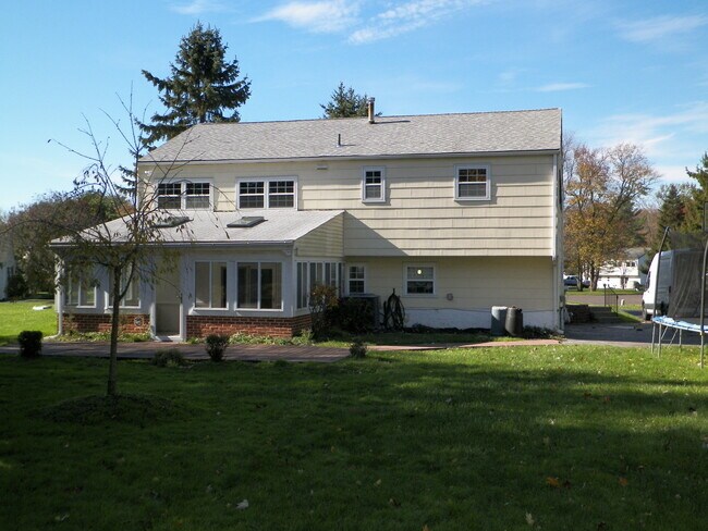 Building Photo - 117 Hedgerow Pl