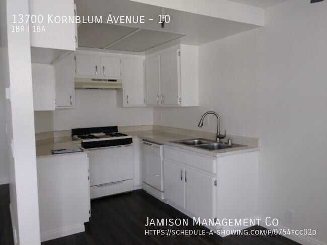 Foto del edificio - 13700 Kornblum Ave.