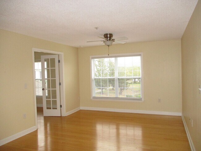 Building Photo - Don't miss this 2/2 in Miriada Condominium