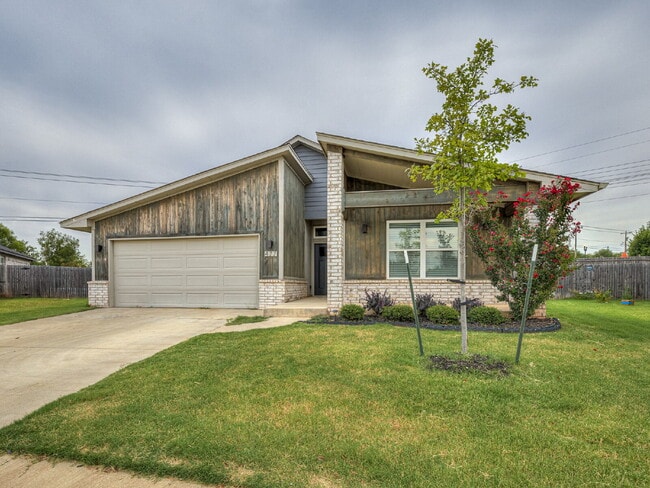 Building Photo - Modern Home on Large Lot!