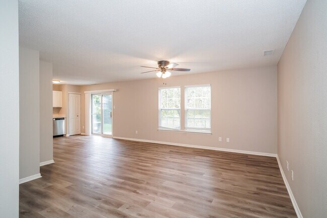 Foto del edificio - 6911 Youngberry Dr