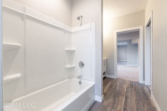 Building Photo - 5 br, 2 bath House - 524 Merritt Avenue