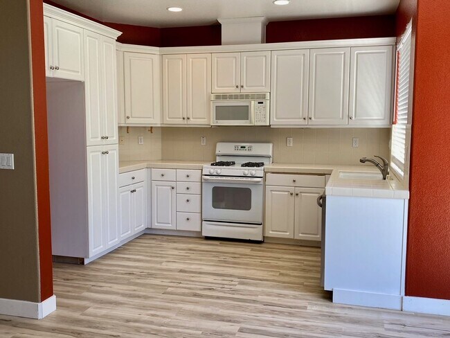 Foto del edificio - 4 bedroom close to freeway, parks and shopping