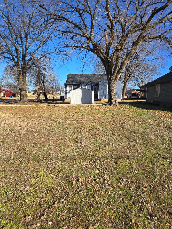 Building Photo - 1523 N Barta Ave