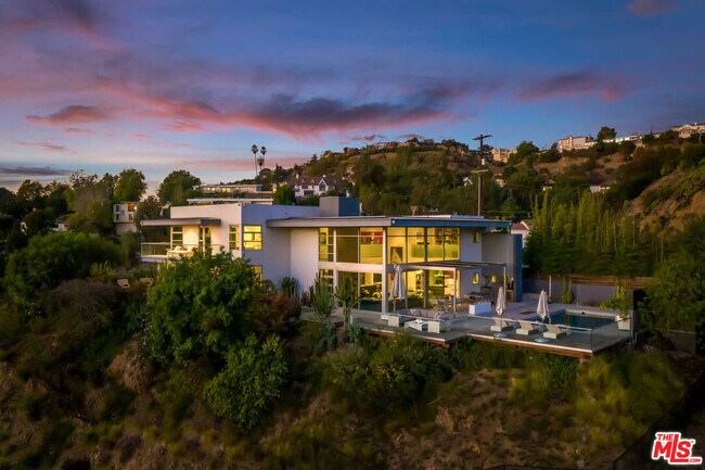 Building Photo - 2651 Nichols Canyon Rd