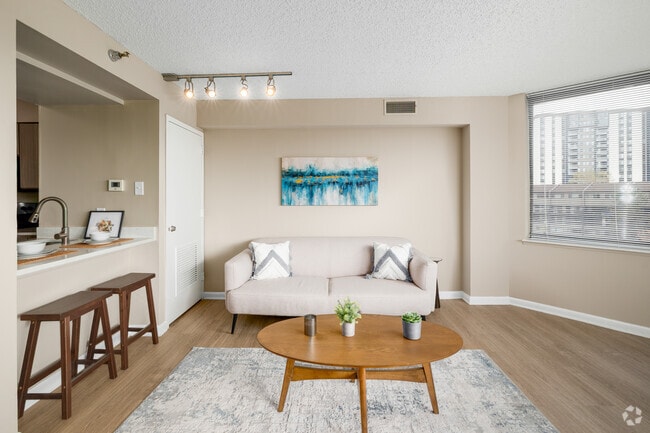 1BR, 1BA - 850SF - Living Room - Parkstone