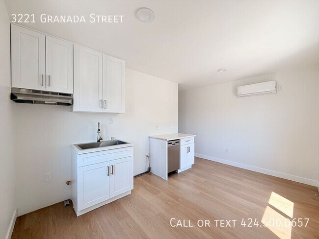 Foto del edificio - 3221 Granada St