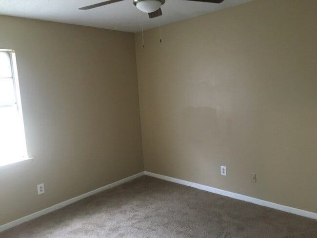 Building Photo - 4871 Campanella Dr N