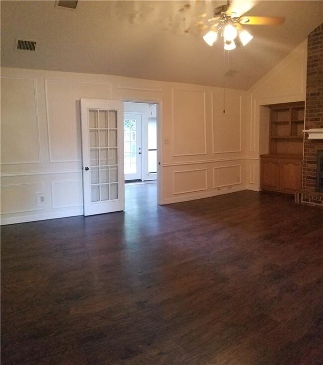 Building Photo - 694 Savanna Dr