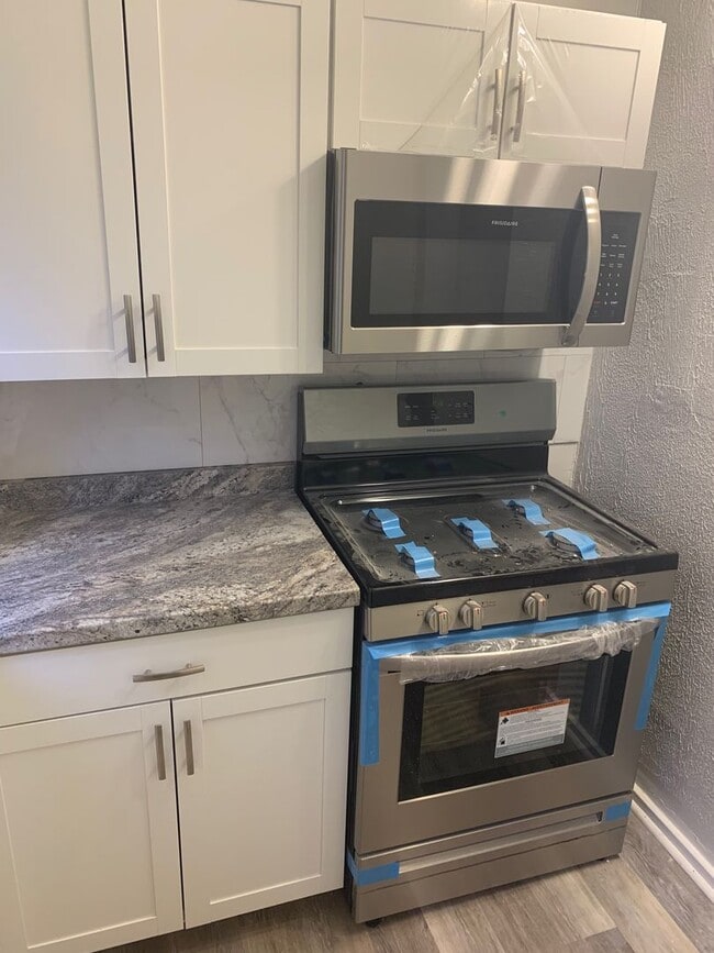 Three Bedroom w/laundry on 2nd floor - Three Bedroom w/laundry on 2nd floor House