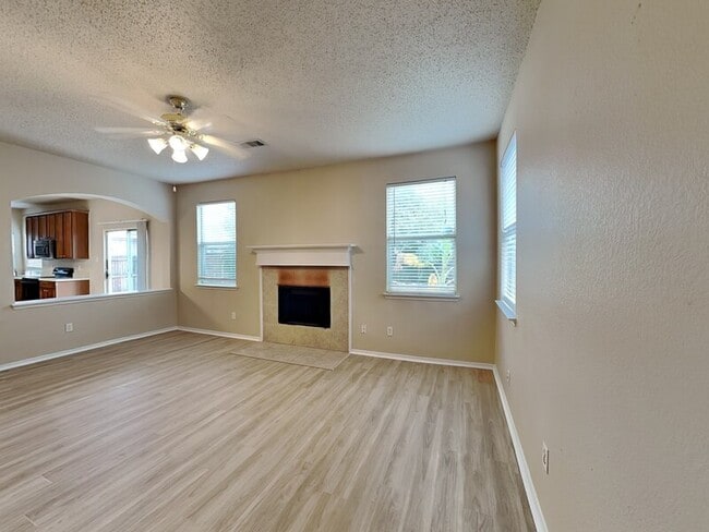 Foto del edificio - 8213 Cedarcrest Ln