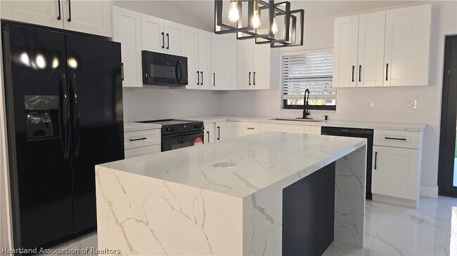 Foto del edificio - 4720 Trout Ave