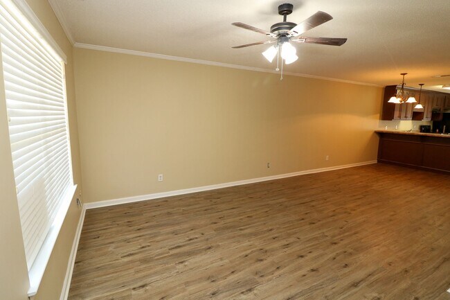 Foto del edificio - 2 BEDROOM, 2 1/2 BATH TRIPLEX CLOSE TO HON...