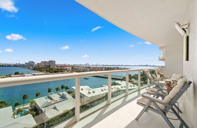 Foto del edificio - 7910 Harbor Island Dr