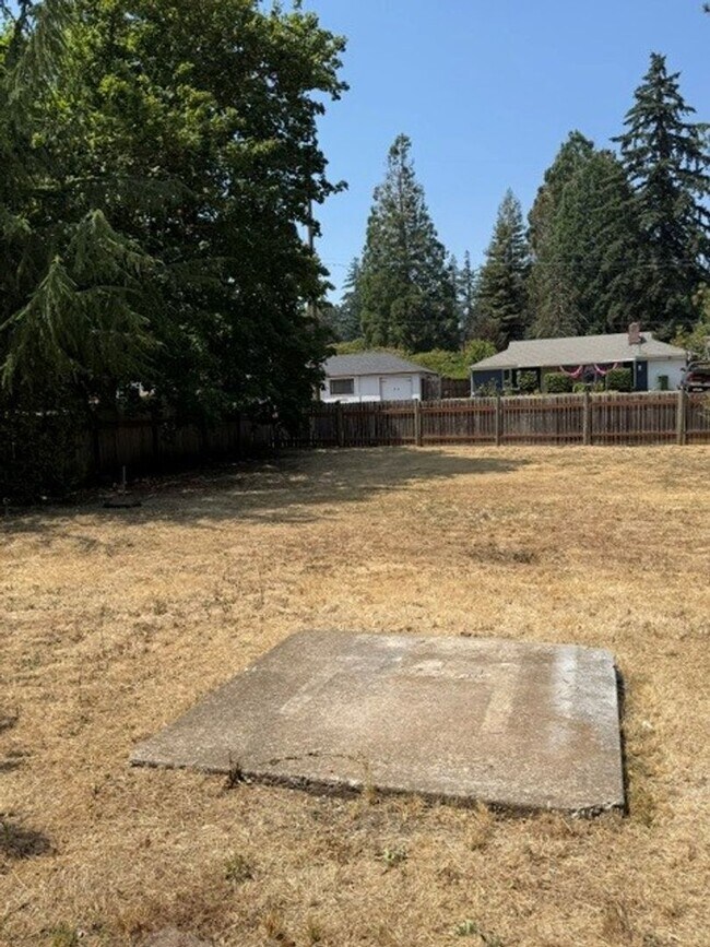 Foto del edificio - 3 Bedroom West Salem House w/ Large Fenced Backyard