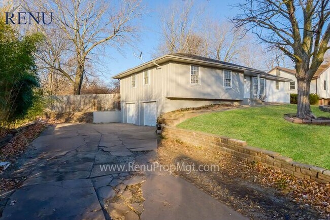 Building Photo - Available NOW! Unique 3 Bedroom 2.5 Bath h...