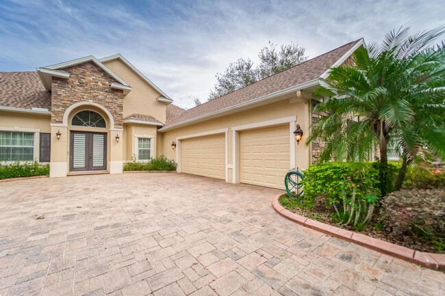 Building Photo - Stunning Executive Home in Gated Community