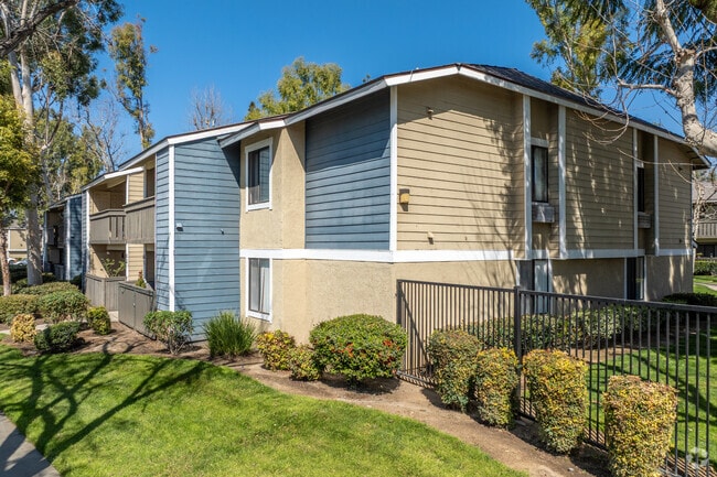 Building Photo - River Oaks